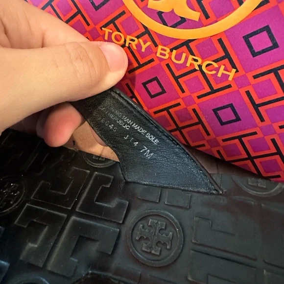 Tory Burch Black flip flops - Picture 7 of 10